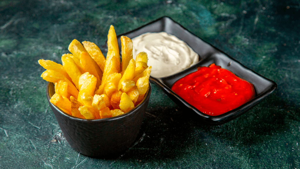 Molho para Batata Frita: 5 Receitas Simples (Maionese, Queijo e Alho) 3 Tigelas com diferentes tipos de Molhos para Batata Frita
