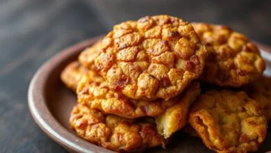 Acarajé Crocante: Receita Baiana Autêntica Em 40 Minutos 50 Bolinhos dourados e crocantes de feijão-fradinho, com casca estaladiça e interior macio, servidos em um prato de barro rústico.