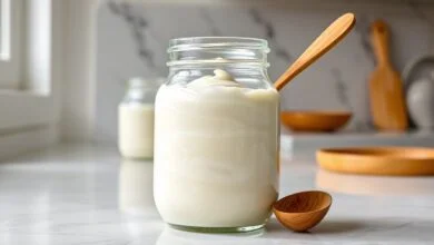 Creme De Leite Caseiro Fácil: Apenas 2 Ingredientes 56 Pote de vidro com creme branco, liso e homogêneo, pronto para usar em sobremesas.