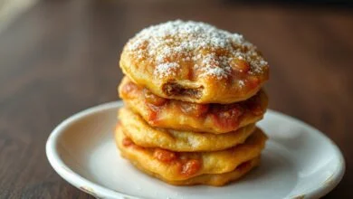 Pastel De Festa Nordestino Fácil Com Páprica Defumada 51 Pastéis dourados e crocantes, cobertos por uma fina camada de açúcar derretido, com o recheio de carne moída levemente visível.