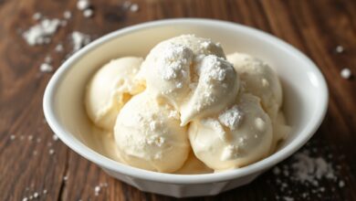 Sorvete De Leite Ninho Cremoso Com Apenas 3 Ingredientes 59 Porção generosa de sorvete de leite Ninho caseiro em uma travessa branca, com textura aerada e cremosa, cor creme claro, finalizado com raspas de leite Ninho