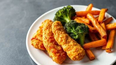 Receitas Fitness Na Air Fryer: 10 Opções Rápidas E Crocantes 56 Uma composição apetitosa mostrando a versatilidade da air fryer com frango dourado, batatas e vegetais crocantes.