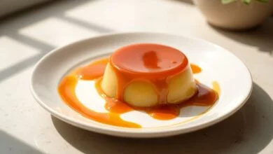 Como Esfriar Pudim Do Jeito Certo Para Não Quebrar 43 Pudim de leite condensado com textura lisa e calda de caramelo âmbar escorrendo.