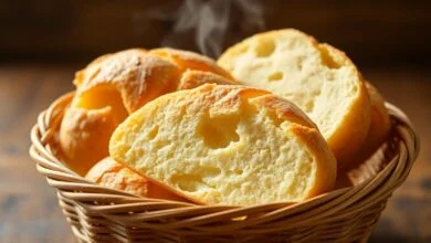 Pão De Queijo Macio: Receita Profissional E Infalível 47 Cesta rústica repleta de pães de queijo dourados e quentes