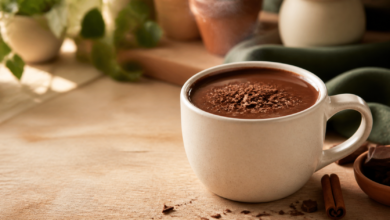 Chocolate Quente Cremoso: Receita Fácil em 10 Minutos 41 Caneca de chocolate quente cremoso com raspas de chocolate sobre mesa acolhedora